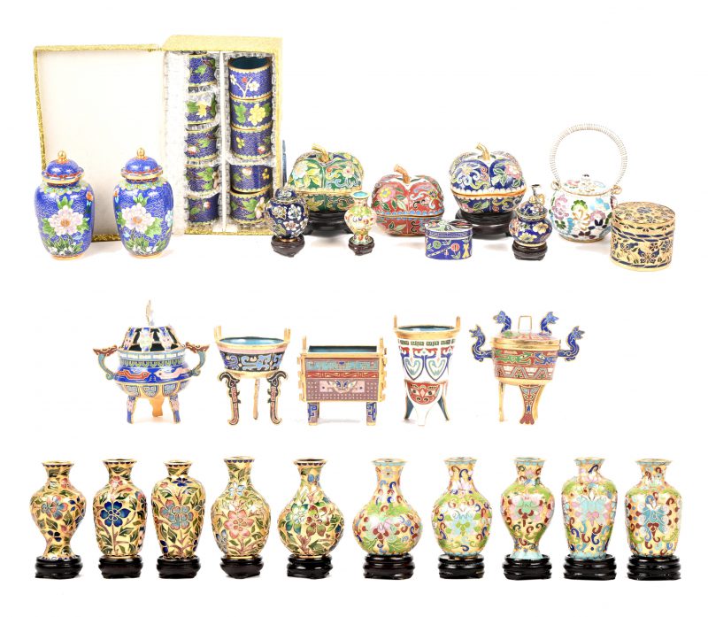 Een lot van 27 cloisonné items, hoofdzakelijk Chinees werk, bestaande uit vaasjes, potjes en een doosje met servetringen.