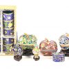 Een lot van 27 cloisonné items, hoofdzakelijk Chinees werk, bestaande uit vaasjes, potjes en een doosje met servetringen.