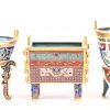 Een lot van 27 cloisonné items, hoofdzakelijk Chinees werk, bestaande uit vaasjes, potjes en een doosje met servetringen.