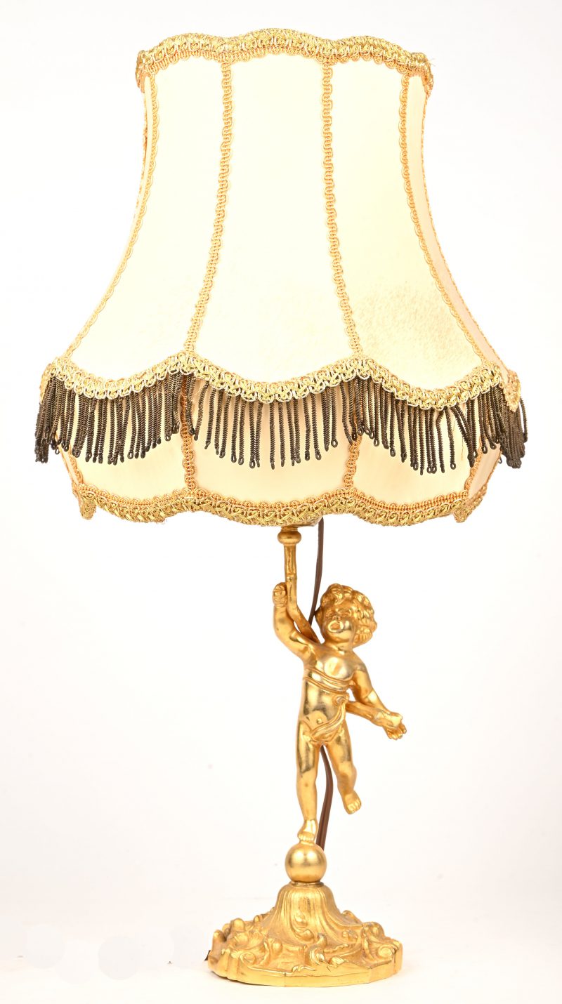 Een tafellamp met messing voet in de vorm van een Putti.