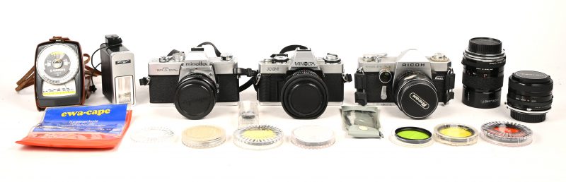 Een lot van 3 analoge fototoestellen met toebehoren bestaande uit een Minolta QG-1, een Minolta srT100b en een Ricoh SinglexTLS.