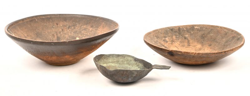 Eeb lot oude decoratieve schalen, 2 houten en een bronzen schaaltje.