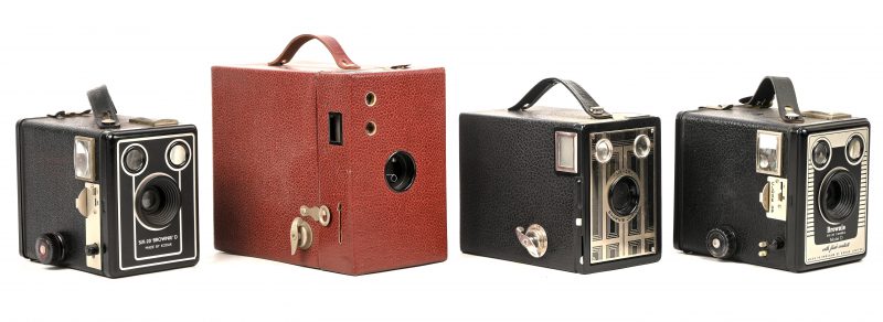 Een lot van 4 vintage Kodak box camera’s bestaande uit 2x Brownie six-20 model D, een Brownie junior Six-20 en een Rainbow Hawk-eye No 2a model B.