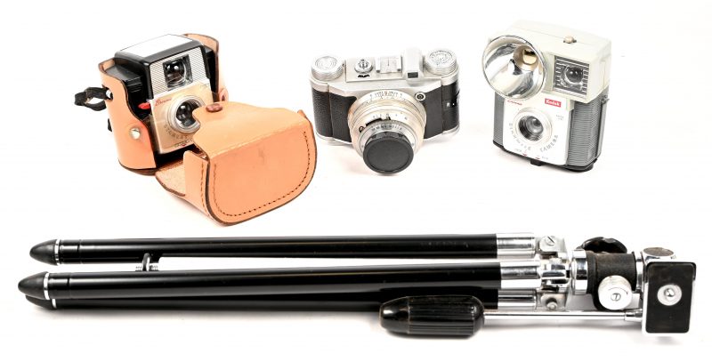Een lot van 3 vintage camera’s bestaande uit een Kodak Brownie Starlet, een Kodak Brownie Starmite en een Altix. Toegevoegd een vintage statief.