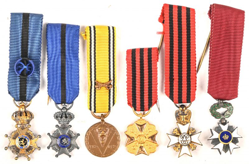Een set van 6 miniatuur medailles. Waaronder de overwinningsmedaille (WO2), kroonorde en enkele versies van de Leopoldsorde.