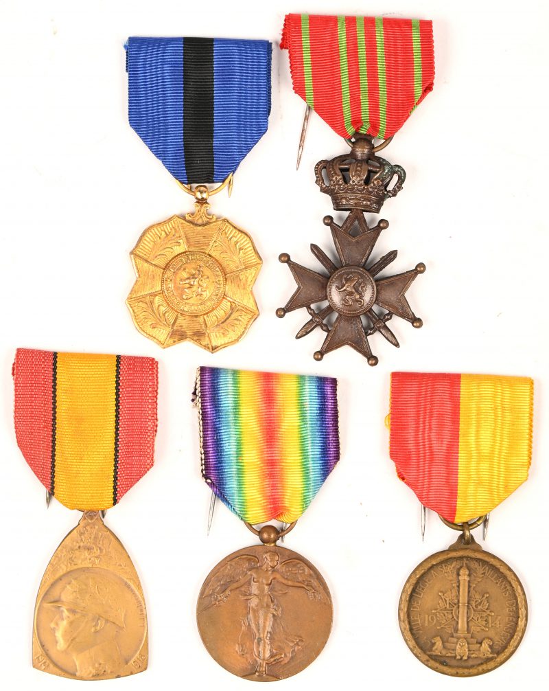 Een lot van 5 medailles waaronder 2 x WO1.