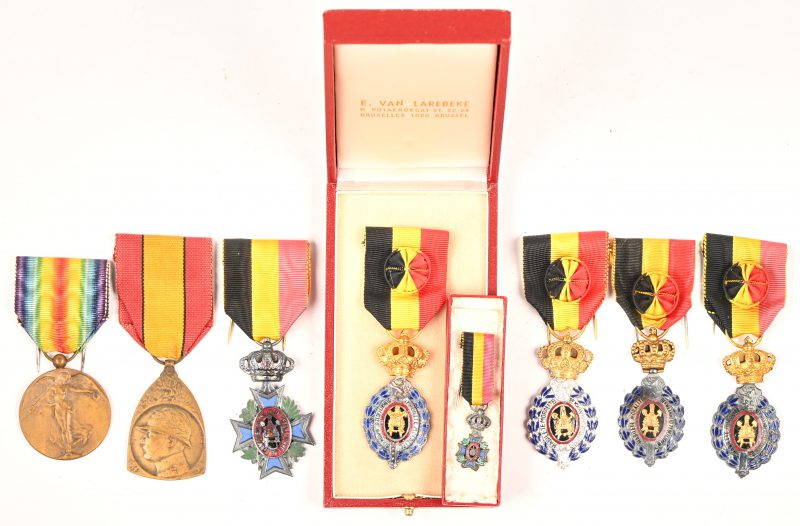 Een lot van 8 medailles. 2 x WO1 en 6 nijverheidseretekens.