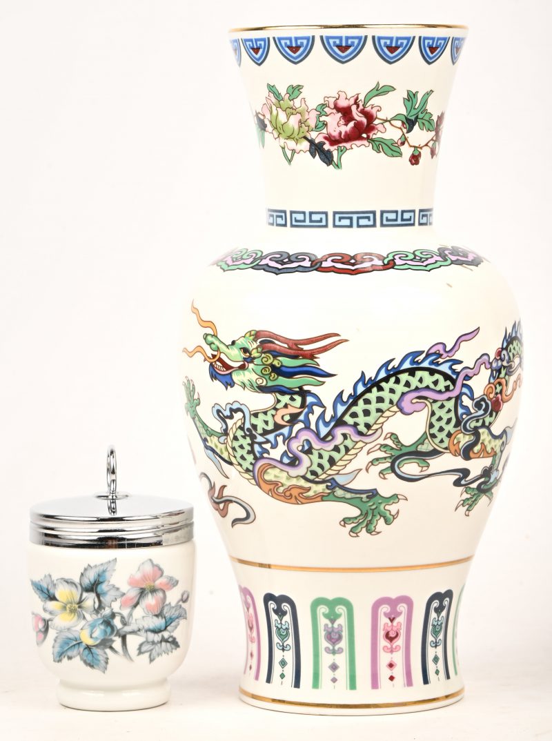 Een porseleinen vaas, The dance of the celestial dragon, Franklin Mint 1986. Toegevoegd een Royal Worcester egg coddler.