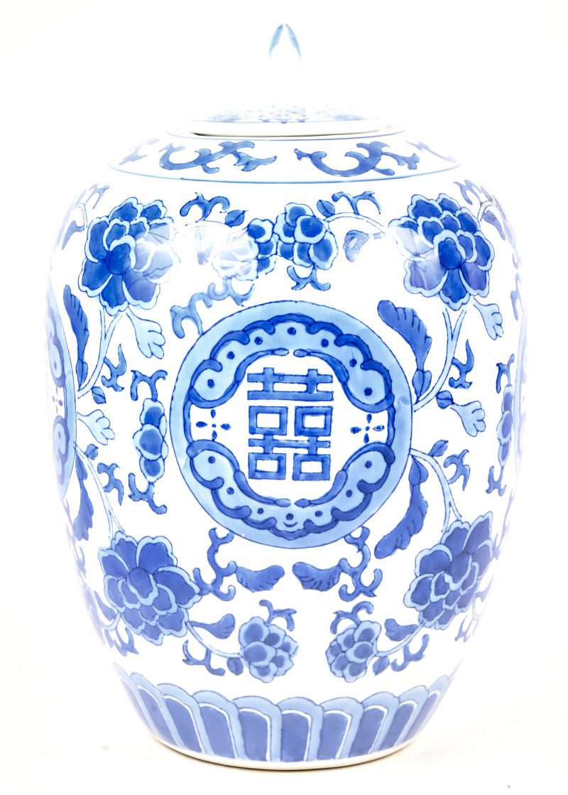 Een dekselvaas van blauw-wit Chinees porselein. Niet gemerkt.