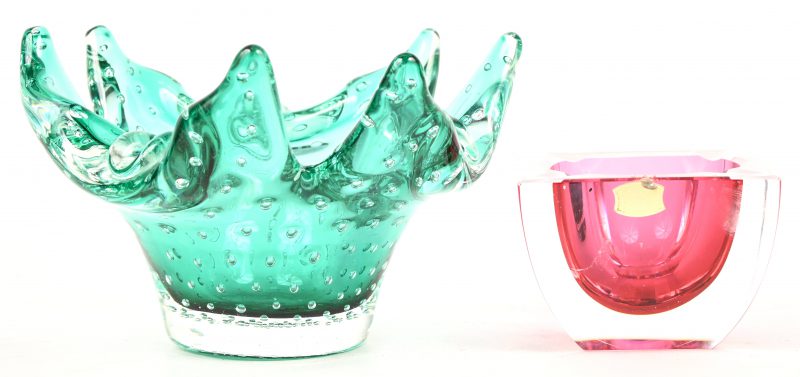 Een lot van twee asbakken. Murano, groen in de massa met luchtbellen en VSL, roze in de massa, getekend met lichte schade.