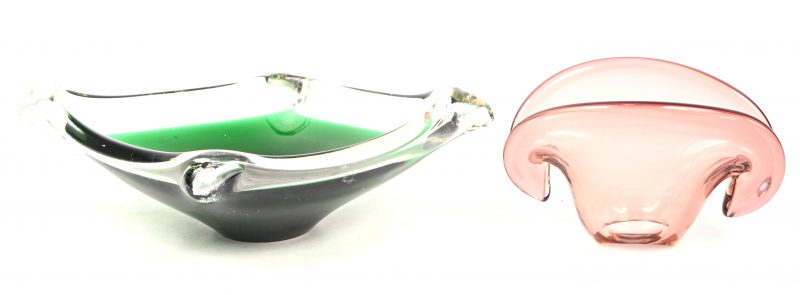 Een lot van twee glaspasta schaaltjes. De groene schaal heeft een beetje schade aan één van de ‘noppen’.