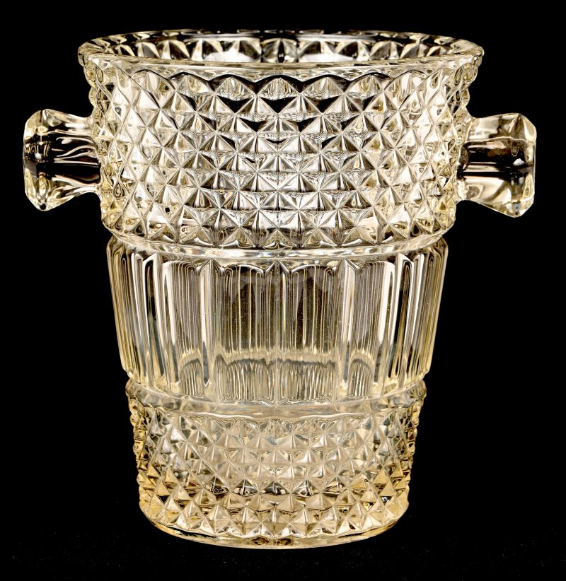 Een champagnekoeler van kleurloos kristal.