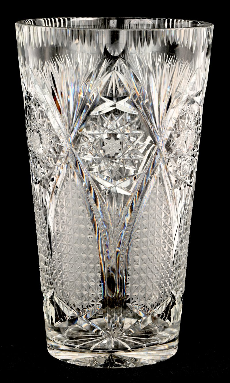 Een vaas van kleurloos geslepen kristal, Boheems.