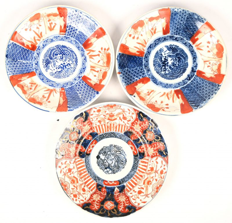 Een lot van drie Chinese porseleinen borden.