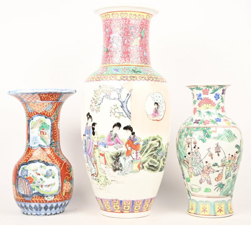 Een lot van drie porseleinen kraagvazen met een Aziatisch decor.