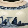 Twee antieke gemberpotten van Chinees aardewerk, de grootste is gelijmd. Zonder deksels.
