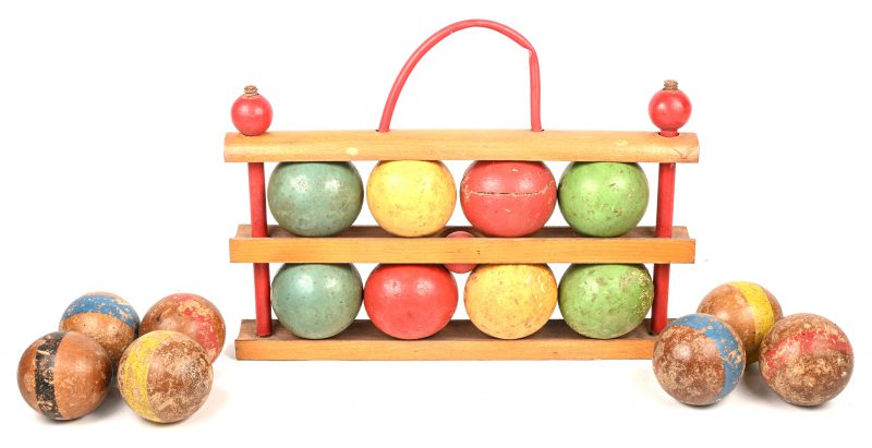Een lot van 7 croquet ballen en een petanque set uit hout.