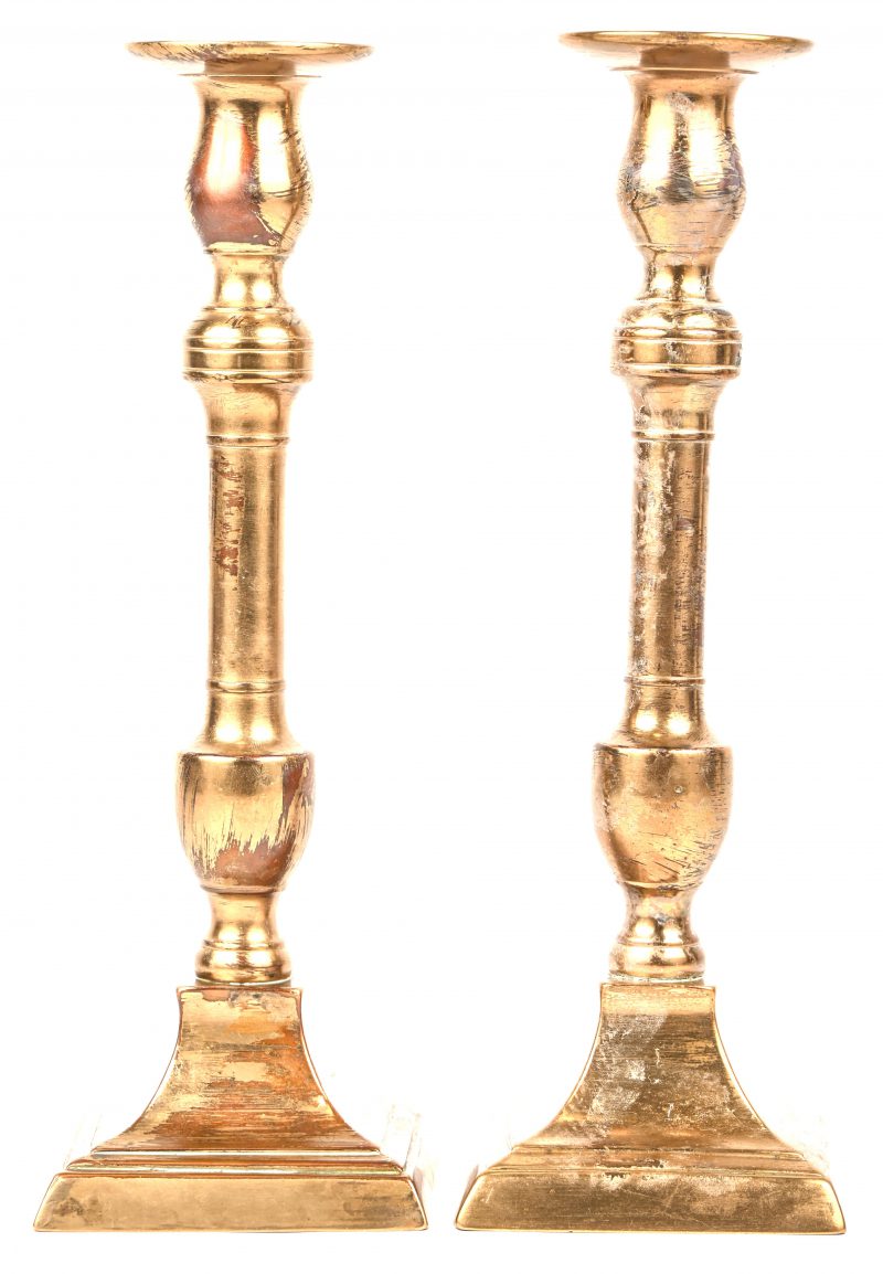 Een set van 2 messing kandelaars, circa 1800.