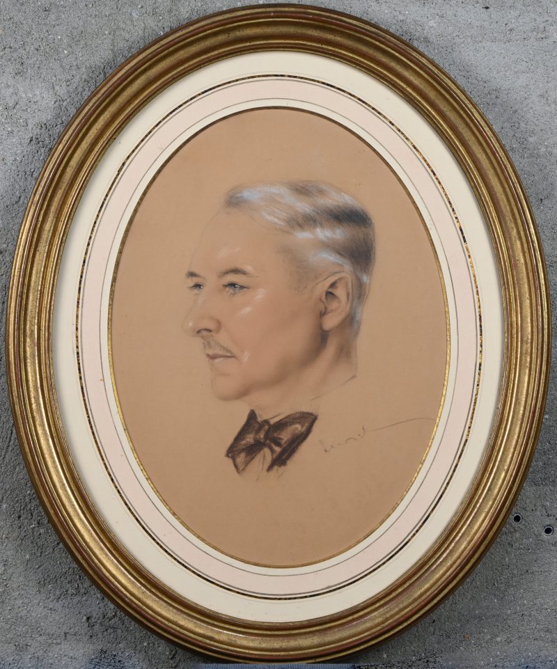 ‘Portret van een man met bruine strik’, potlood en krijt op papier. Onleesbaar getekend. In goudkleurige ovalen kader.
