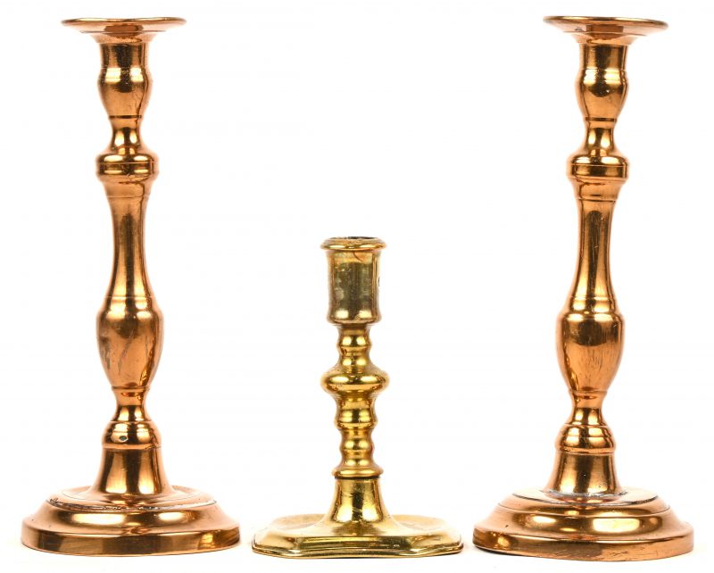 Een set van twee messing kandelaars, medio 1800. Toegevoegd een 17e eeuws exemplaar.