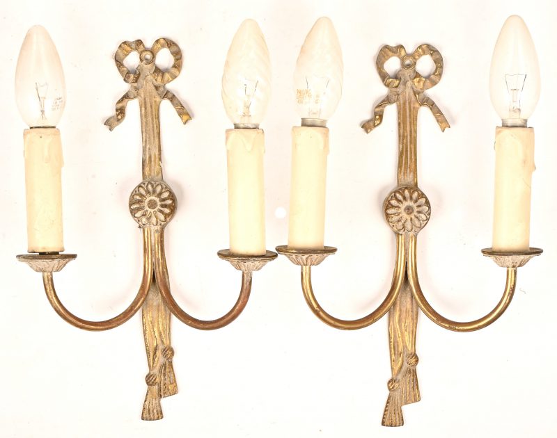Een set wandlampjes in de vorm van muurkandelaars.