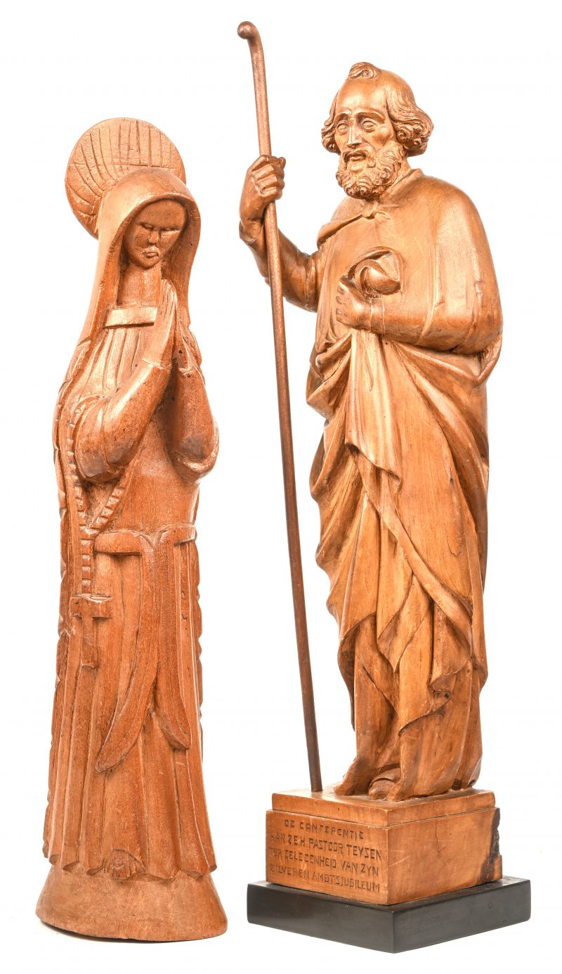 Een lot van twee houten heiligenbeeldjes. Een biddende kloosterzuster en de heilige Jozef.