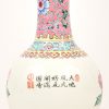 Een kraagvaasje van Chinees porselein, famille rose. Onderaan gemerkt.