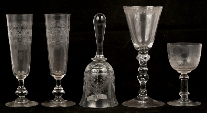 Een lotje oud kristal met geslepen decoratie bestaande uit 4 glazen en een belletje.