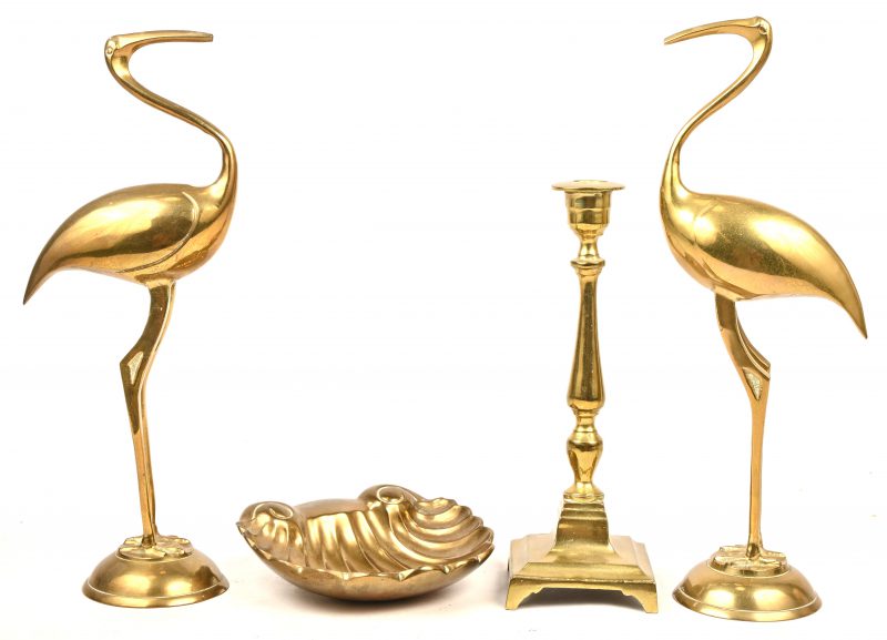 Vier messing items bestaande uit een kandelaar, een schelpvormig schaaltje en 2 vogels.