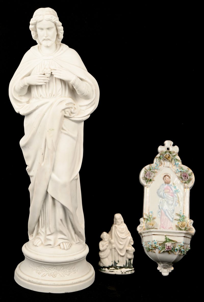 Een religieus lot bestaande uit een biscuit Christusbeeld, een wijwatervat en een kleine beeldengroep in porselein.