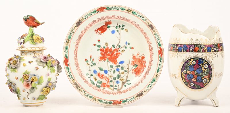 Een gevarieerd lot porselein bestaande uit een eivormige vaas op 3 pootjes, een rijkelijk gedecoreerde Saksische dekselvaas met beschadigingen en delen manco en een Chinees bord.