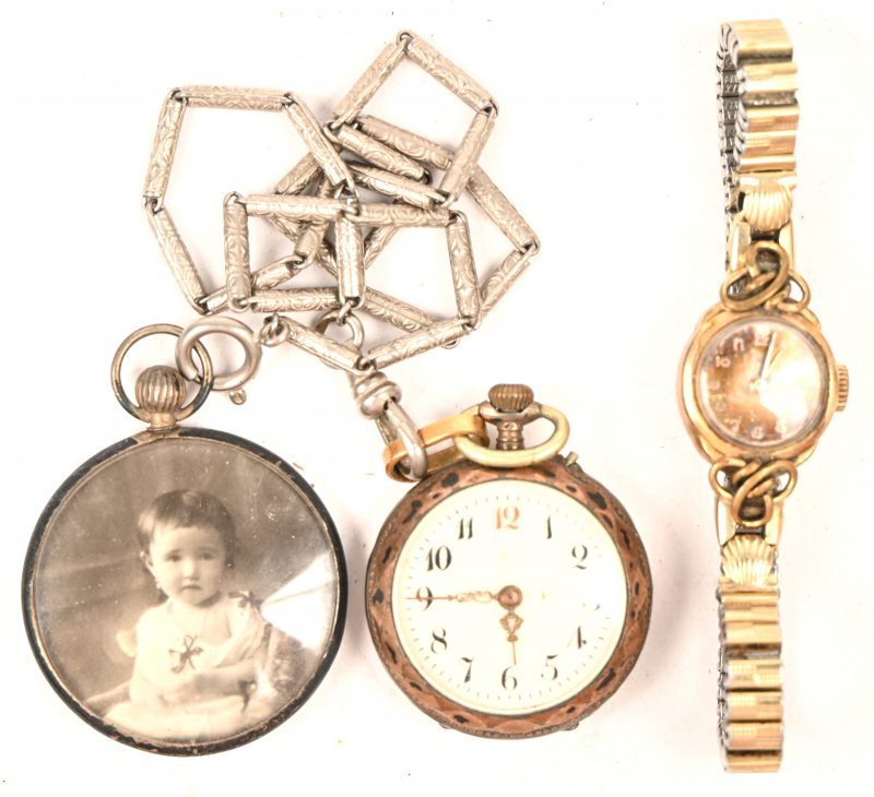 Een zilveren zakhorloge, duitse keuren, gehalte 800‰ met horlogeketting. Toegevoegd een verguld Pontiac dameshorloge en een dubbele fotohouder.