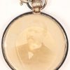 Een zilveren zakhorloge, duitse keuren, gehalte 800‰ met horlogeketting. Toegevoegd een verguld Pontiac dameshorloge en een dubbele fotohouder.