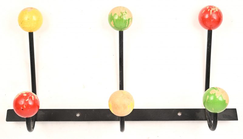 Een vintage kapstokje voor wandmontage. Zwart metaal met gekleurde houten bollen, in redelijke vintage staat.