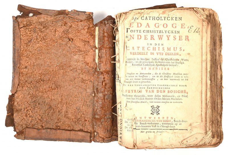 ‘De Catholycken Pedagoge ofte Christelycken Onderwyser’, een 18e eeuws boek met lederen kaft.