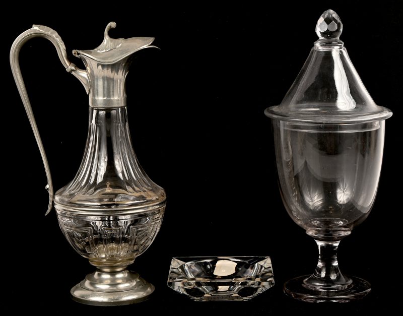 Een gevarieerd lot glas en kristal bestaande uit een dragoir, een schenkkan met tinnen voet + deksel en een asbak gemerkt Val Saint Lambert.