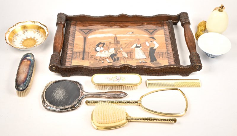 Een gevarieerd lot bestaande uit een houten dienblad, een Karlsbader kom en een Japanse kom in porselein, een make-up set en een handspiegel in verzilverd metaal.