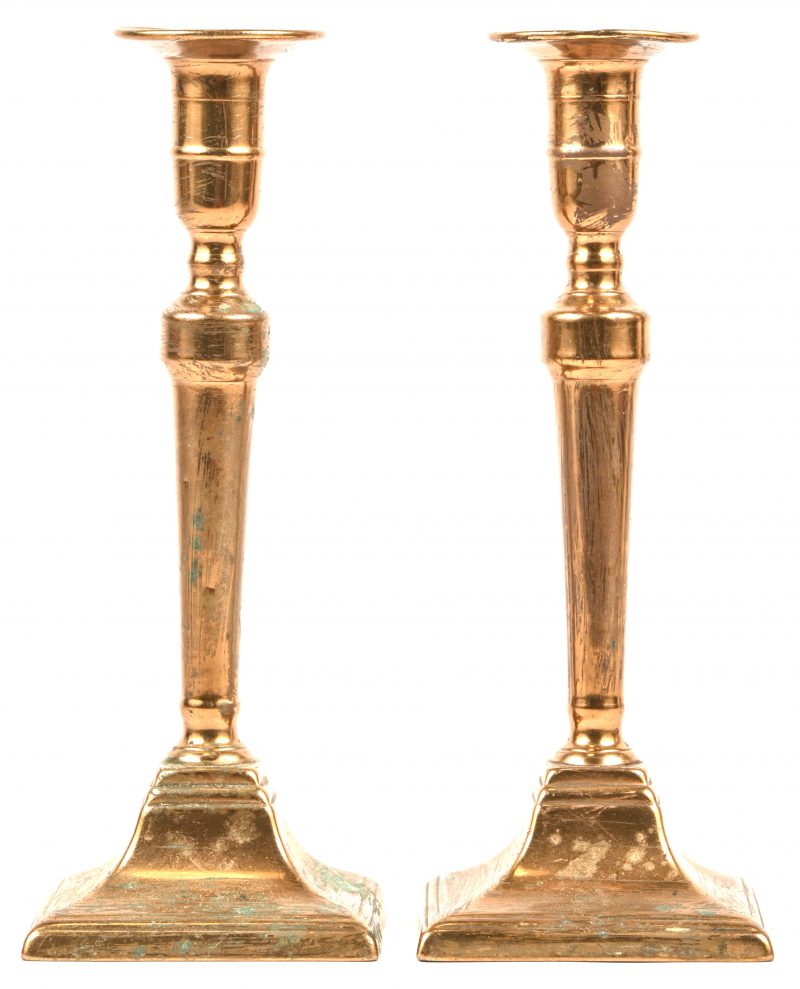 Een set van twee messing kandelaars, medio 1800.