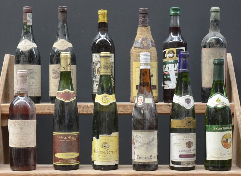 Lot wijn        aantal: 12 bt    Roodeberg W.O. Coastal Region  KWV, Paarl M.O.  1979  aantal: 2 bt    Siglo Crianza D.O.C. Rioja   M.O.  1998  aantal: 1 bt    Paarl        aantal: 1 bt    Zuivere Druiven Kina Wijn   Broeder Isidoor     aantal: 1 bt    Ch. Maravenne A.C. Côtes de Provence   M.C.  1992  aantal: 1 bt    Riesling A.C. Alsace  Cave Vinicole de Pfaffenheim M.O.  1995  aantal: 1 bt    Dame de Sion    M.O.  1997  aantal: 1 bt    Gewurztraminer A.C. Alsace  René Sparr, Sigolsheim M.O.  1993  aantal: 1 bt    Zeller Grafschaft Qualitätswein Vin de la Moselle  Ewald Theod. Drathen M.O.  2003  aantal: 1 bt    Riesling A.C. Alsace  Gustave Lorenz M.O.  1997  aantal: 1 bt    Alkerman        aantal: 1 bt
