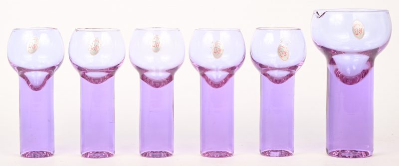 Vijf puper gekleurde glazen van kristal en een bijhorende karaf.