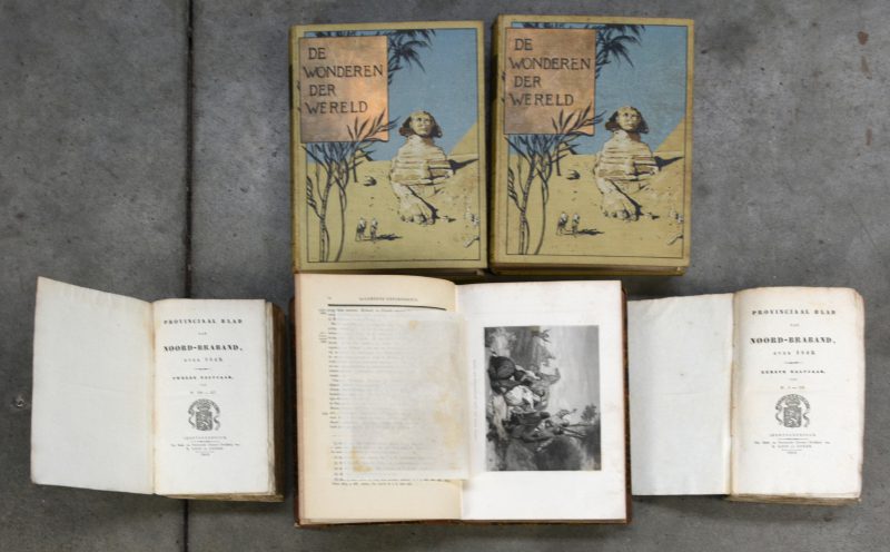Een lot van vijf boeken:- “Algemeene geschiedenis des vaderlands - Tweede deel, van het jaar 900 tot 1581 na Christus”. Dr. J. P. Arend. Ed. J. F. Schleijer. Amsterdam, 1846.- “De woonderen van het heelal”. In twee delen. Ed. De Nederlandsche boekhandel, Antwerpen.- “Provinciaal blad van Noord-Braband over 1842. Gebundeld in twee banden. Ed. E. Lion en Zonen. ‘s Hertogenbosch, 1843.