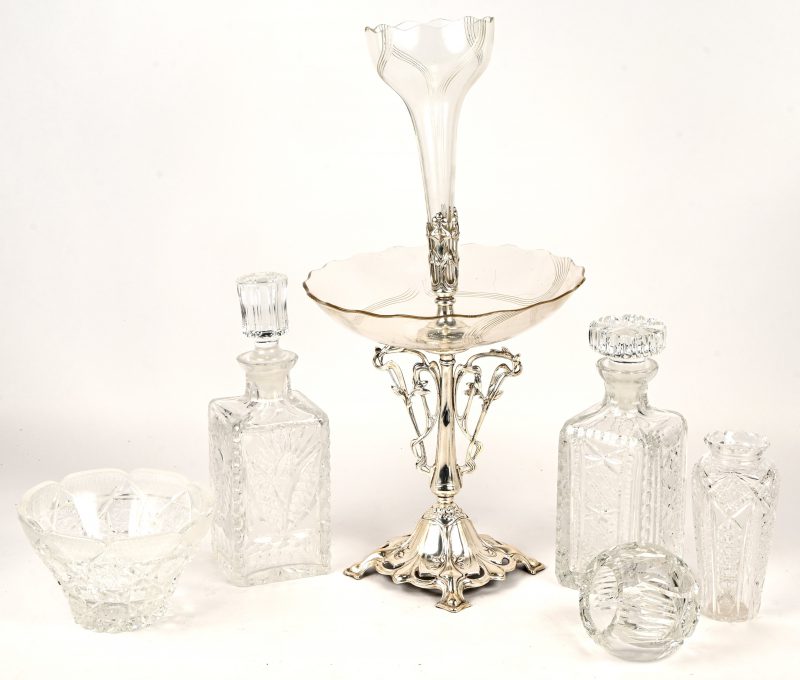 Een lot van 5 stuks Boheems kristal bestaande uit 2 karaffen (zonder originele doppen), een schaal, een vaasje en een asbak. Toegevoegd een milieu de table in verzilverd metaal (met schade) en kristal.