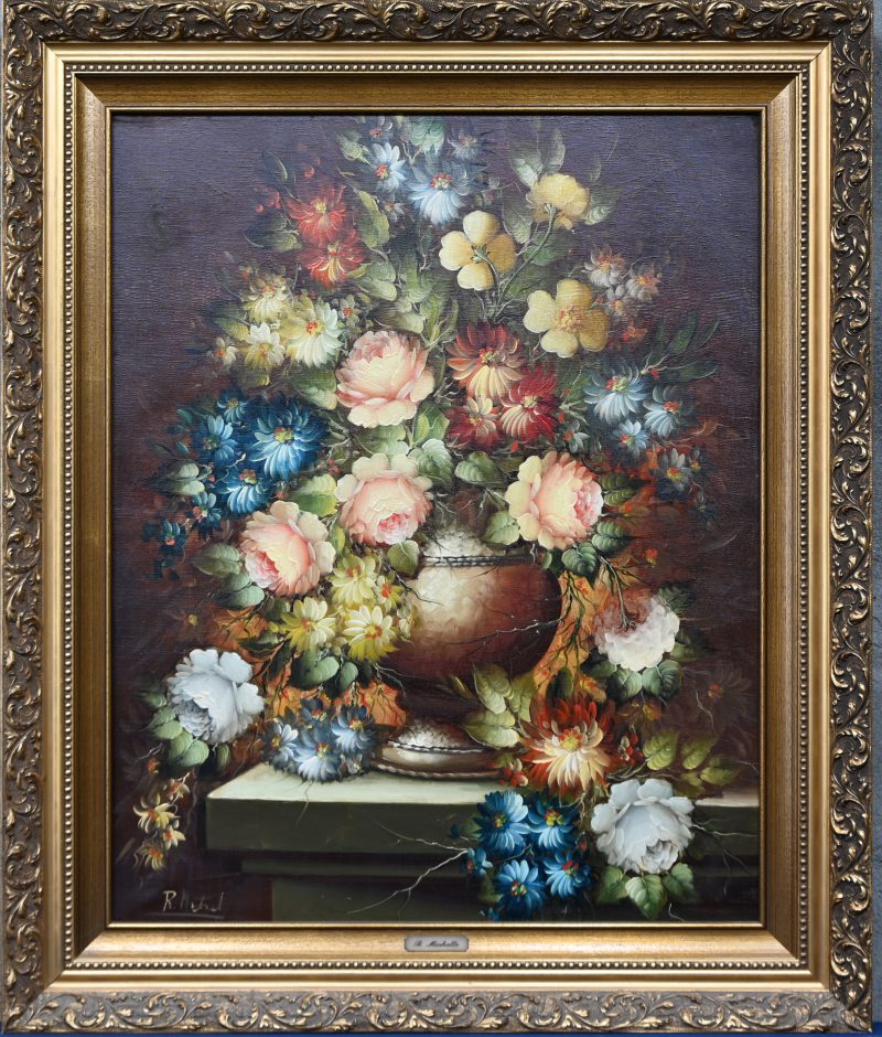 “Bloemstilleven”. Een schilderij, olieverf op doek, onderaan gesigneerd. Klein letsel aan linkerkant.