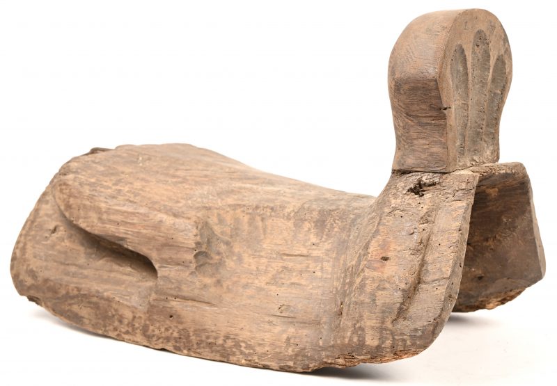 Een antiek houten zadel, vermoedelijk van Pakistaanse origine.