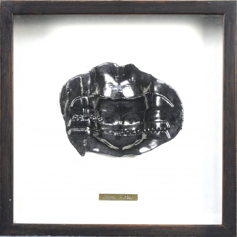 “Masker”. Sculptuur. Met naamplaatje en ingelijst.