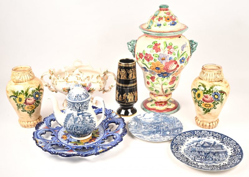 Een gevarieerd lot porselein en geglazuurd aardewerk bestaande uit een dekselvaas, een vazen set met bloemdecor, een coupe van Bassano, een Griekse vaas, een Portugese sierschaal, twee Engelse Borden en Theepot.