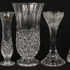 Een gevarieerd lot van 10 stuks kristal bestaande uit 4 vaasjes, 2 kannetjes, 2 beeldjes en 2 belletjes.