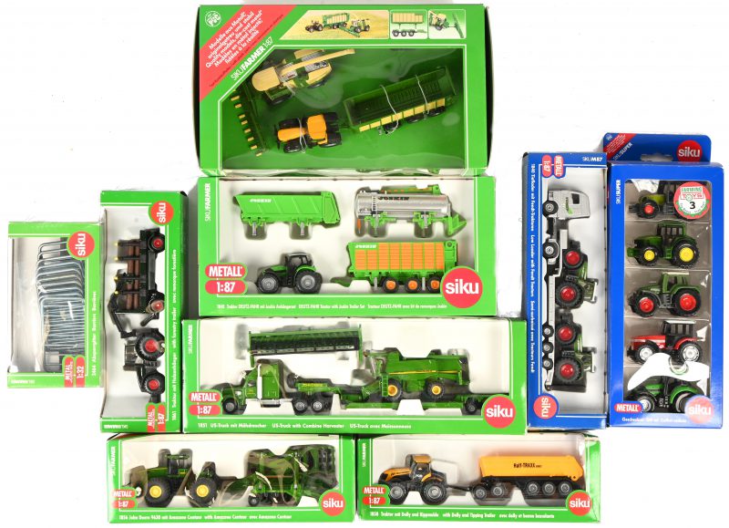 Een lot van 9 dozen die-cast landbouwvoertuigen en toebehore. Nrs. 1812, 1840, 1848, 1851, 1856, 1858, 1861, 1864 en 6284.