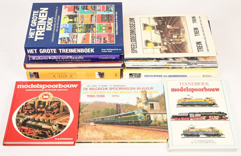 Een lot van 9 boeken en 12 magazines aan treinen en modelbouwtreinen gerelateerd.
