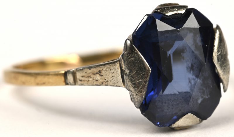 Een 18 kt geelgouden ring bezet met een saffier van +- 3 ct.